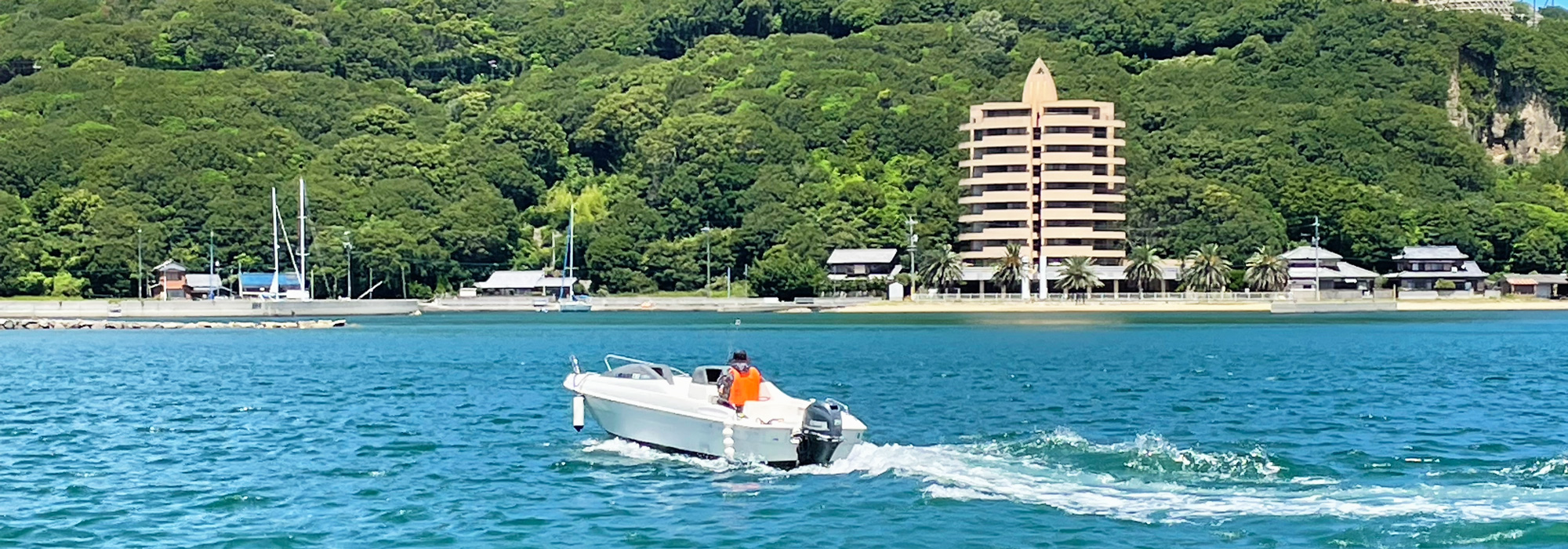 穏やかな瀬戸内海の離島・香川県の小豆島の海で貸切クルージングを楽しむ