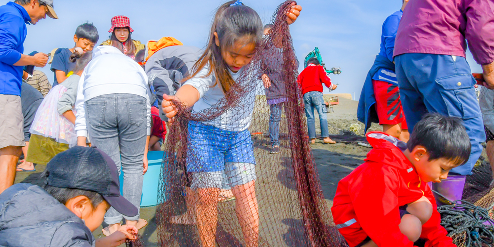 瀬戸内海の離島、小豆島で漁業体験を楽しむ子どもたち。