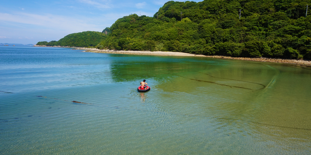 海だけでなく、緑に囲まれた小豆島の海で癒されよう。