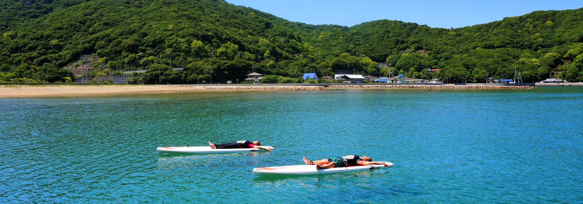 瀬戸内海の小豆島の海でアクティビティーで太陽の光を浴びてパワーを感じるSUP体験