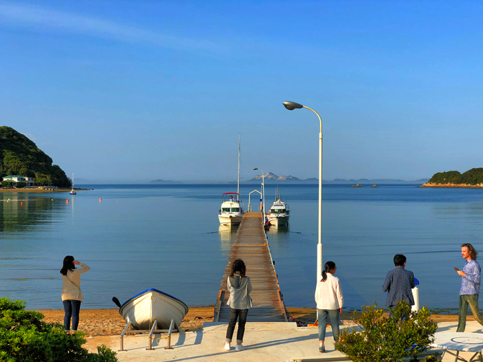 フェリーで瀬戸内海の離島・香川県小豆島へ来たら、朝食後にはプライベートビーチを散策して楽しい時間を過ごす。