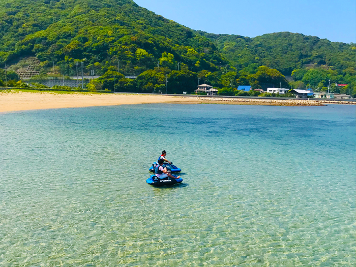 フェリーで瀬戸内海の離島・香川県小豆島へ来たら、朝食後にはプライベートビーチを散策して楽しい時間を過ごす