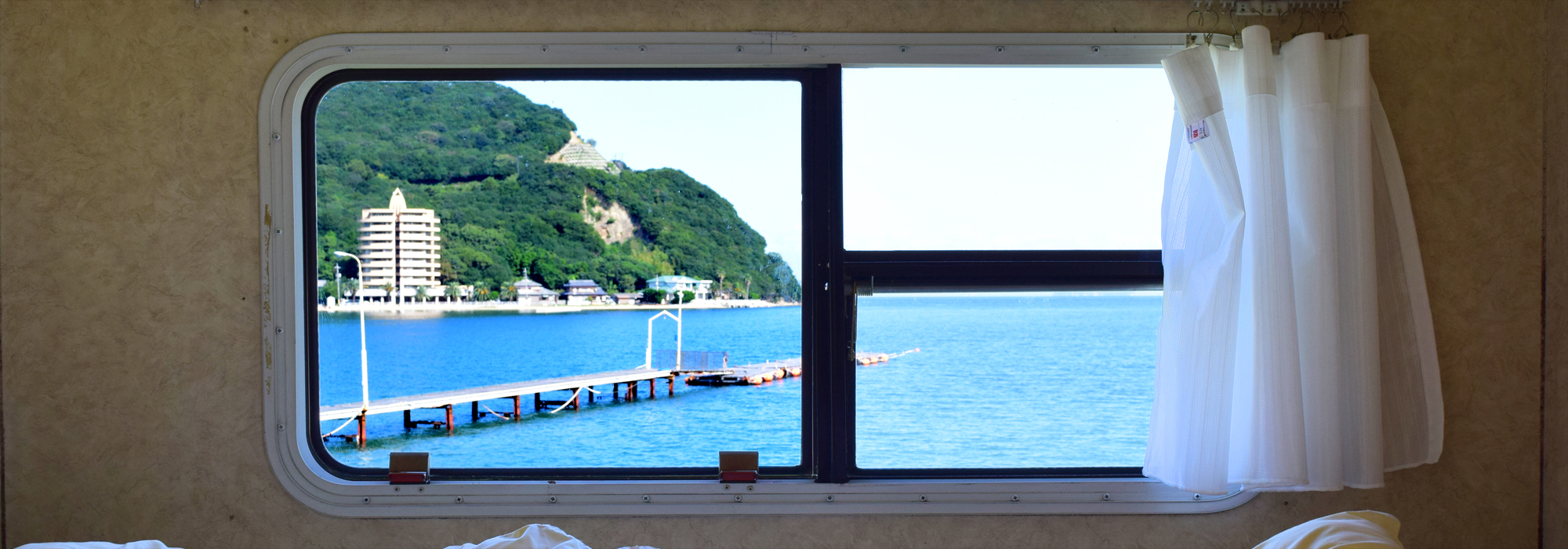 瀬戸内海の離島・香川県小豆島旅行におすすめの海沿いホテル、宿、コテージ、シータイガーアイランドイン小豆島のデイユースプラン「デイユースプラン」シータイガーのテラスからは瀬戸内海の海、空、桟橋、自然を一望することができます。