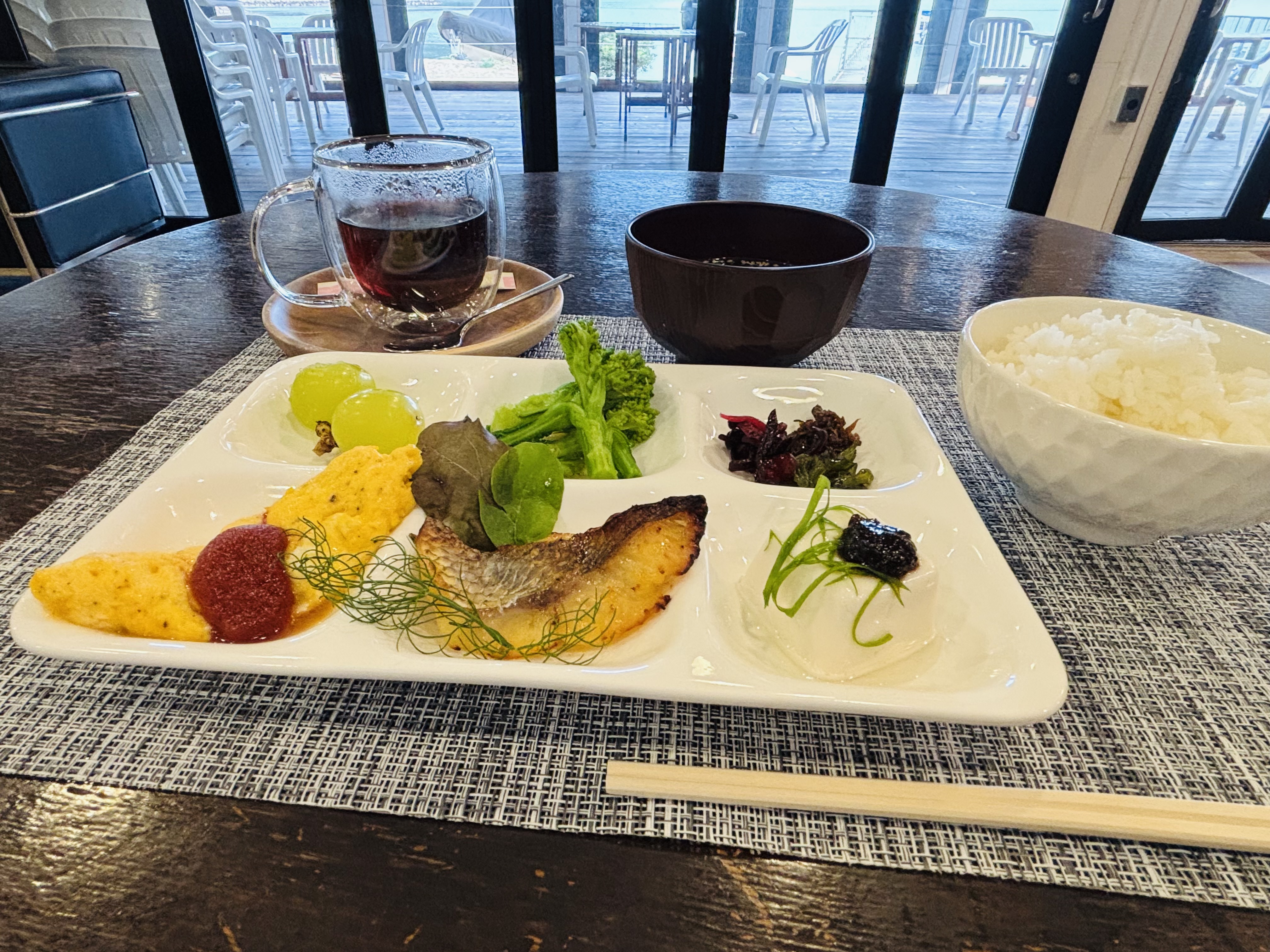 近くに飲食店・コンビニがないので、ご飯、お味噌汁、漬物を無料で提供しています