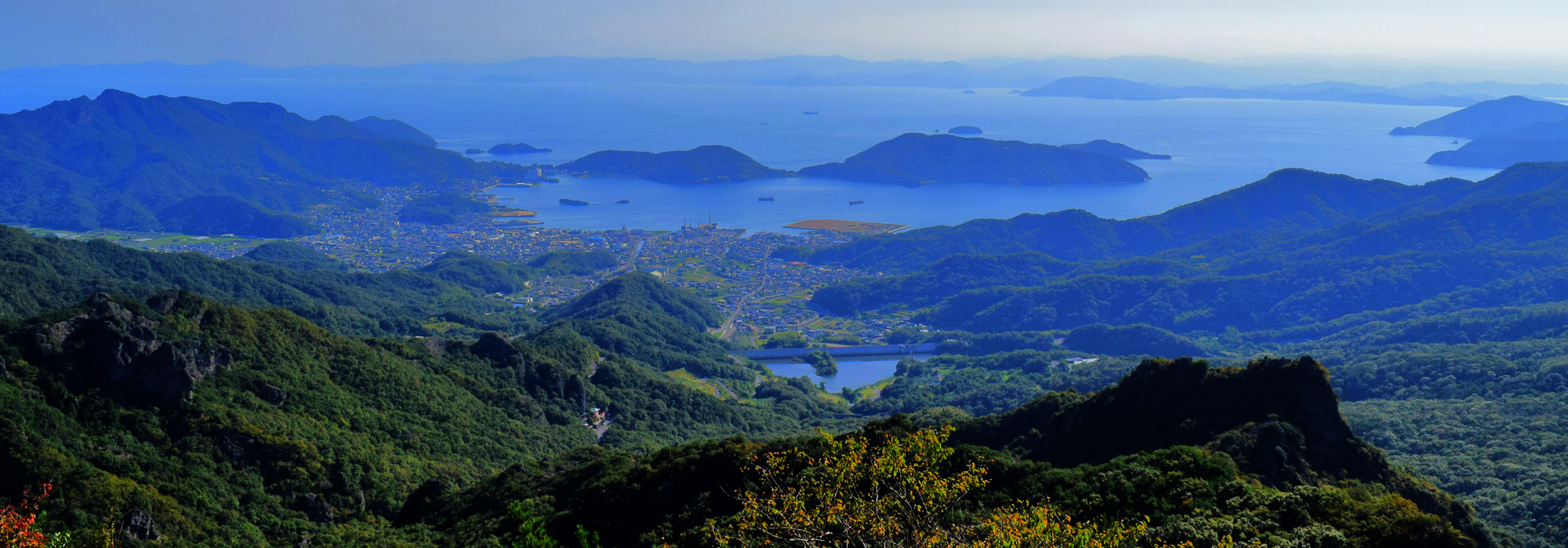 寒霞渓から眺められる瀬戸内海の綺麗な海と小豆島の大自然
