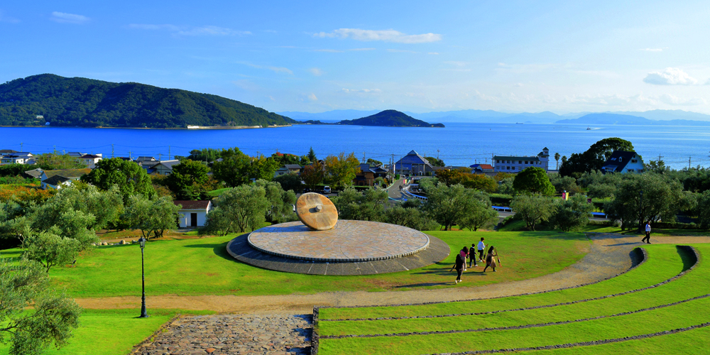 瀬戸内海の色鮮やかなブルーと小豆島オリーブ公園の深い緑色の自然のコントラスト