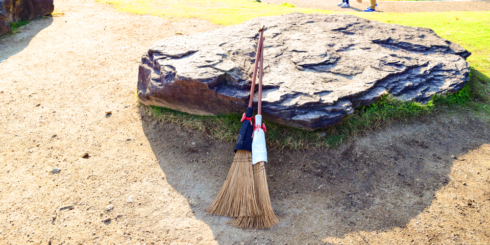 小豆島オリーブ公園で魔女の宅急便の空飛ぶほうきを使って写真を撮ろう！