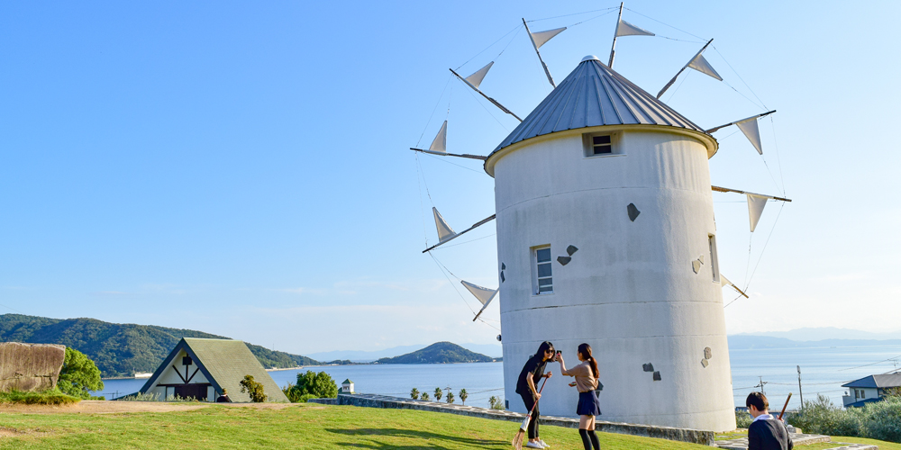 小豆島オリーブ公園の風車と海の景色はまるで魔女の宅急便の世界観