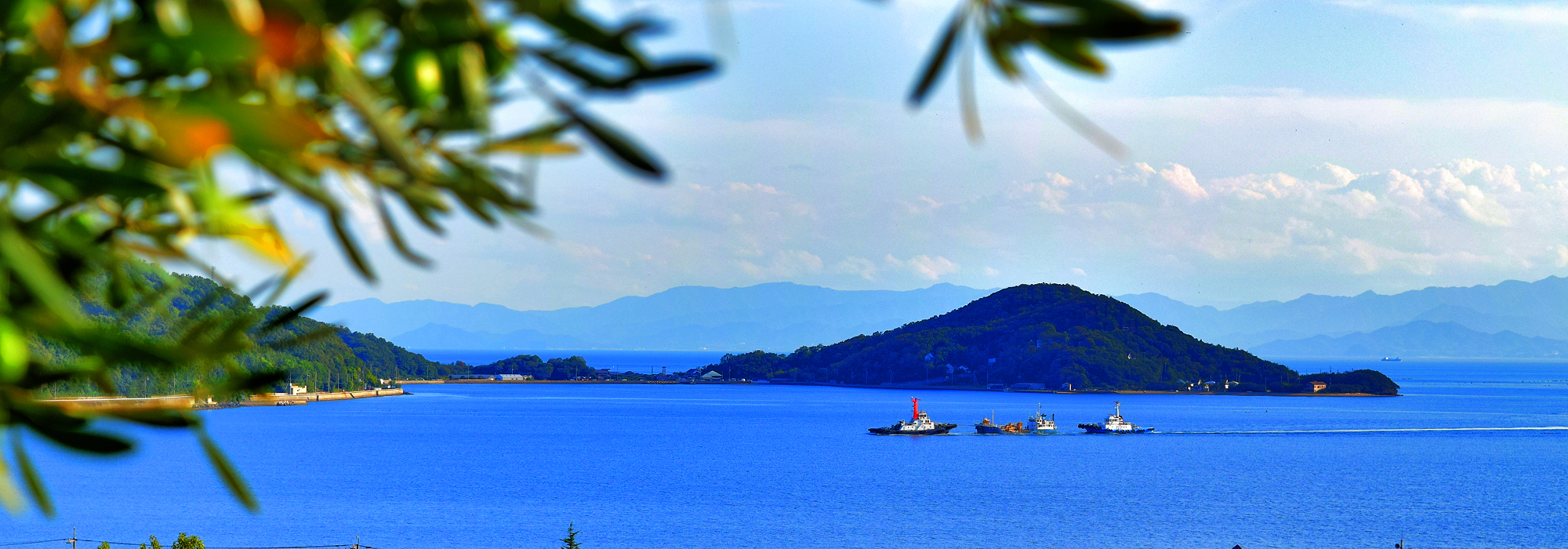 小豆島オリーブ公園から眺めまれる瀬戸内海の綺麗な海と３艇の船