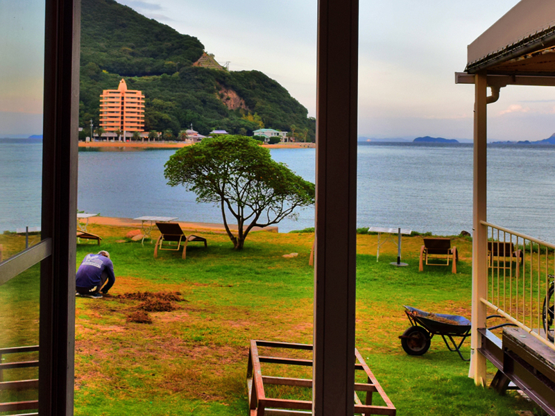 フェリーで行ける瀬戸内海の離島・香川県小豆島のビーチリゾートホテル・おすすめ宿・宿泊施設・オーシャンビューコテージ「シータイガーアイランドイン小豆島」へ。海が見えるコテージ「和室8号棟」