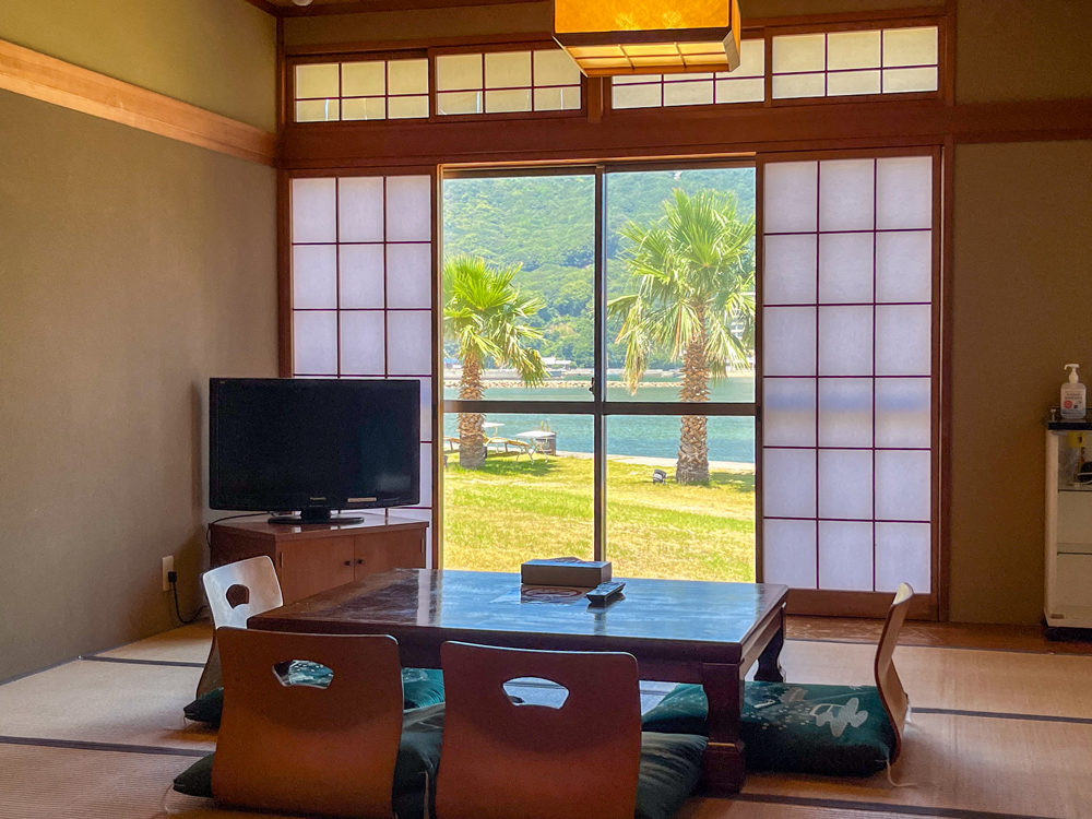 フェリーで行ける瀬戸内海の離島・香川県小豆島のビーチリゾートホテル・おすすめ宿・宿泊施設・オーシャンビューコテージ「シータイガーアイランドイン小豆島」へ。海が見えるコテージ「和室8号棟」